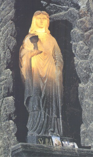 Statue de la Sainte Barbara fait du sel transparent dans la mine de Wieliczka